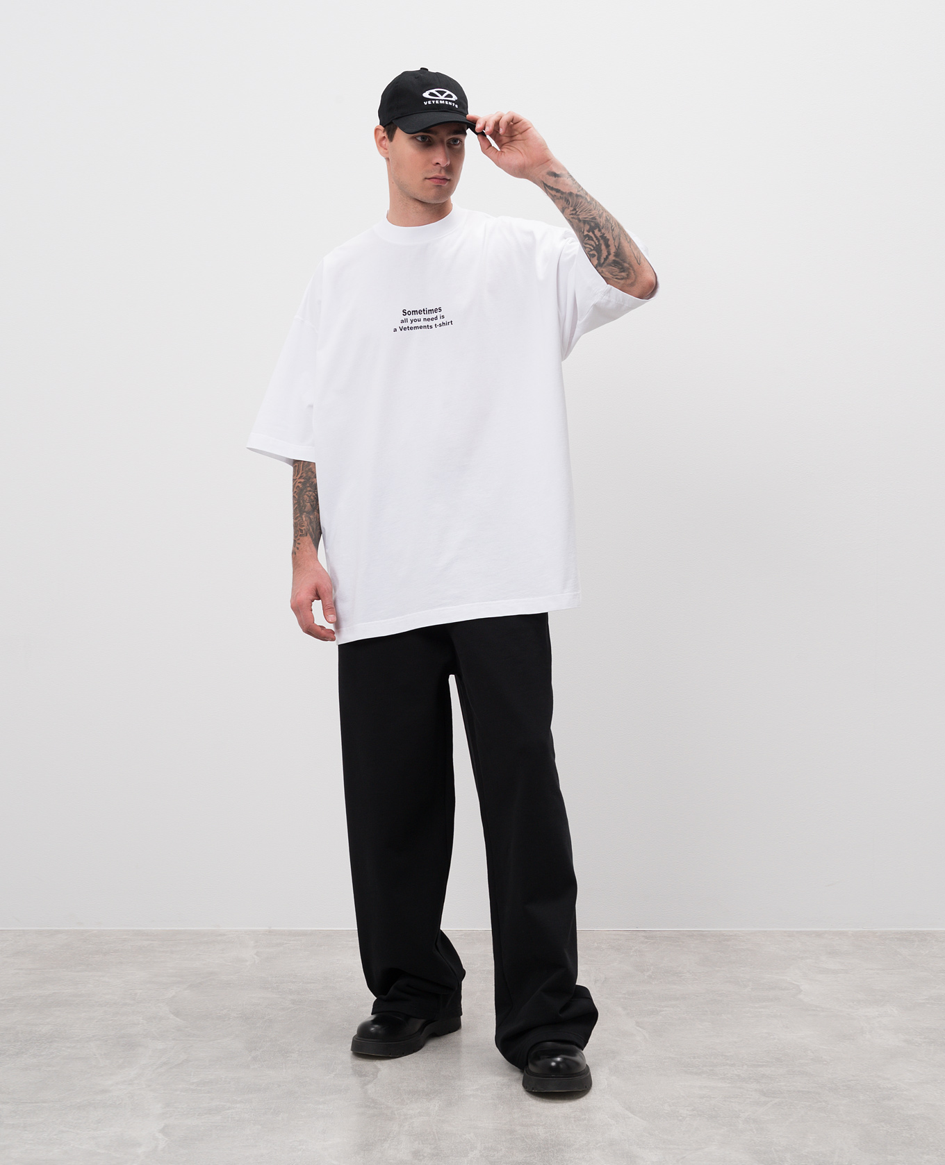 Vetements - White t-shirt with contrasting print UA66TR690WM