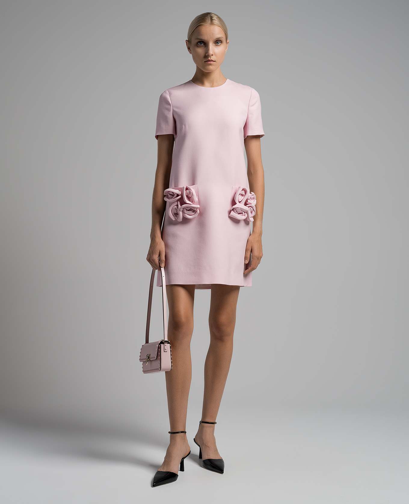 ピンクレースのValentinoミニドレス、サイズはUS6、IT42 gettyimages-1657304715.jpg?